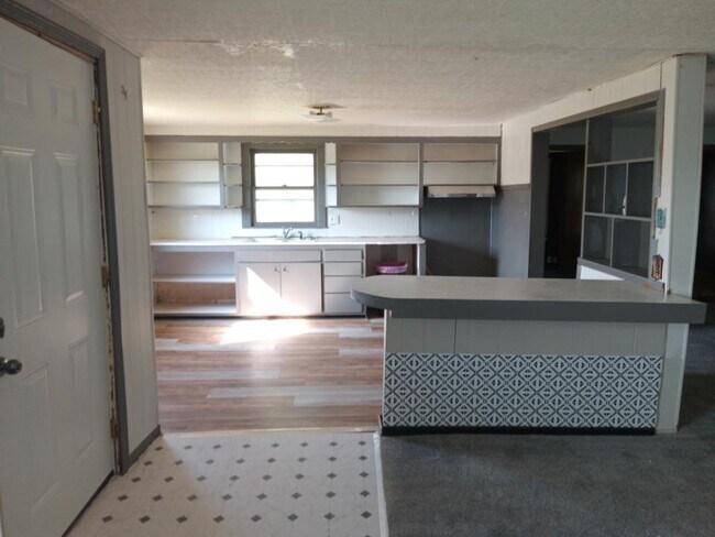 Building Photo - 911 Wells Ave