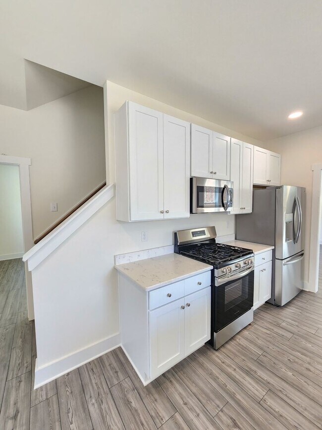 Building Photo - Black Mountain Rental!