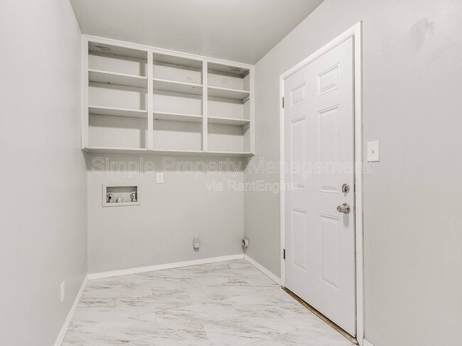 Building Photo - 409 E Hill Dr