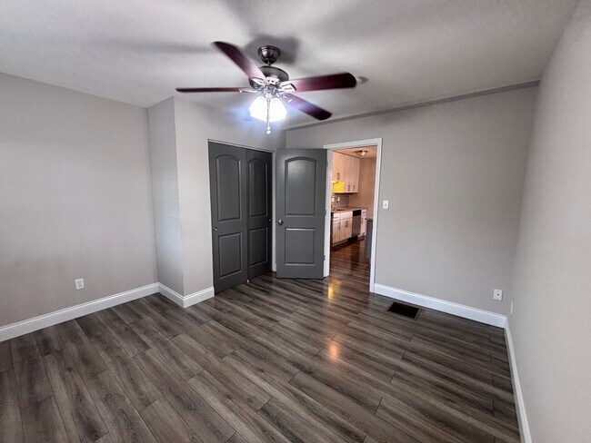 Building Photo - Heart of Webster Groves! *** Large One Bed...