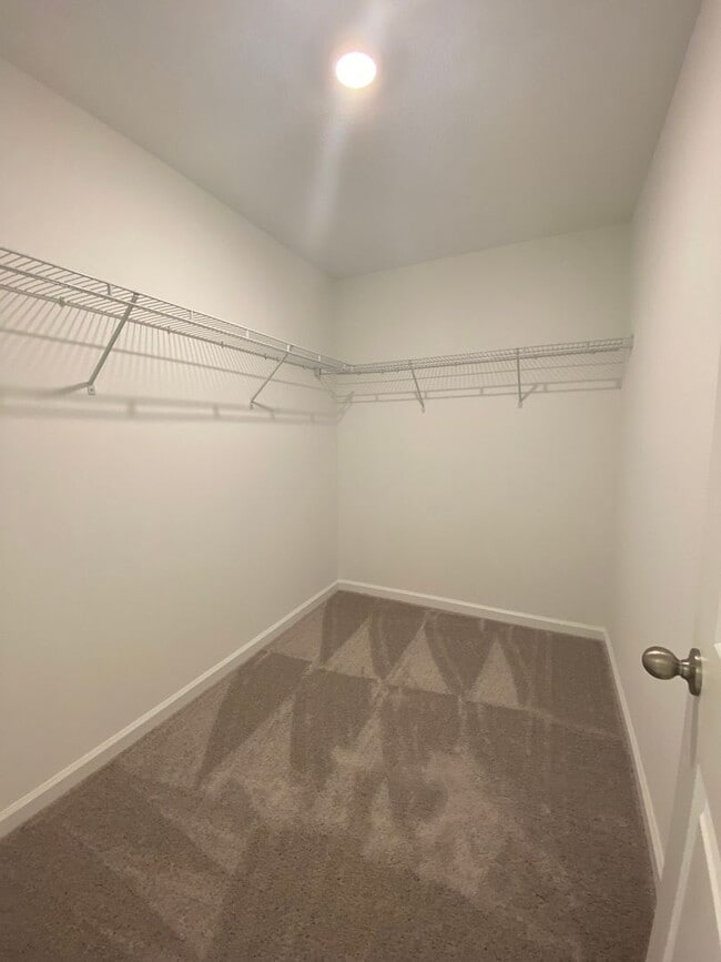 Building Photo - Welcome To Your NEWER Dream Home in the He...