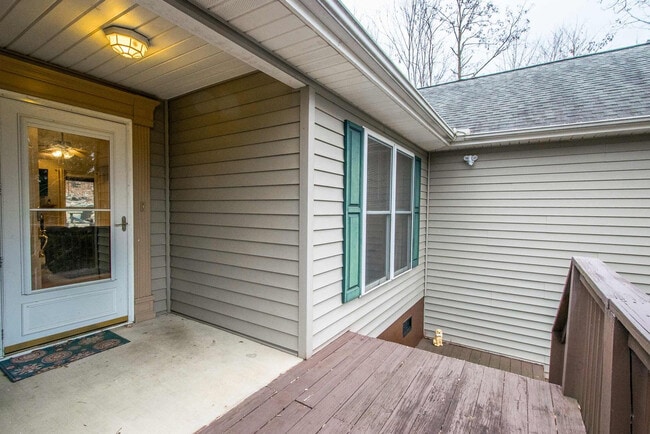 Building Photo - 10 Silver Springs Dr
