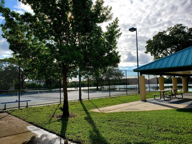 Building Photo - 120 Royal Pk Dr