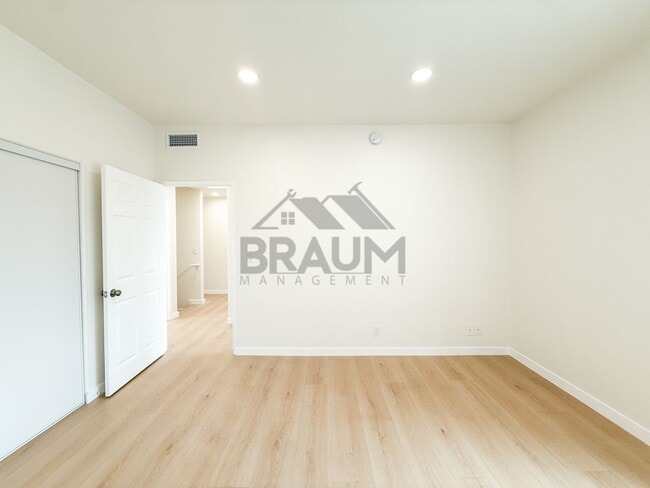 Building Photo - 11035 Moorpark St