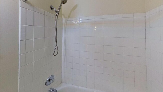 Building Photo - 2 bed / 2.5 bath ~ Move-In Today