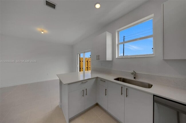 Building Photo - 2567 SE 25th Ter