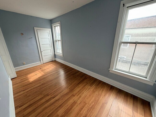 Building Photo - 308 4th St