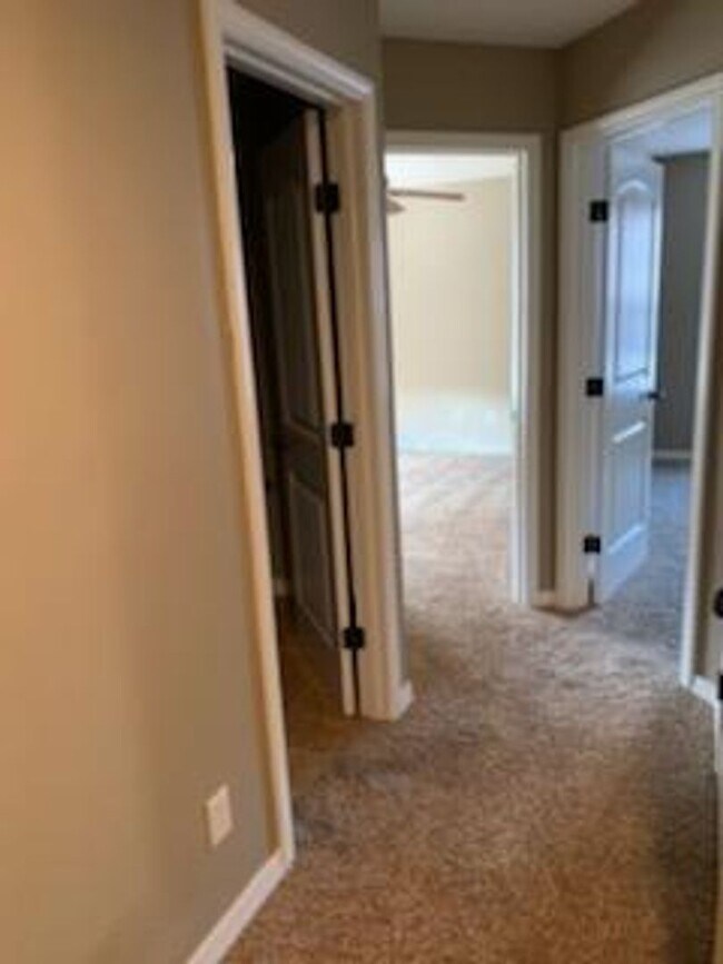 Building Photo - All Brick 3 bedroom 2.5 Bathrooms