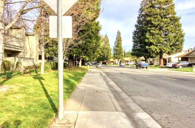 Building Photo - 9127 Newhall Dr