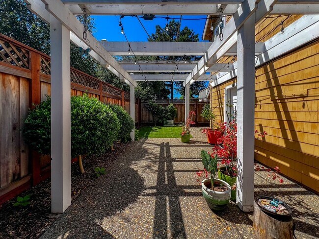 Building Photo - Beautifully Updated 3-Bedroom Home + Bonus Room with Private Backyard Retreat