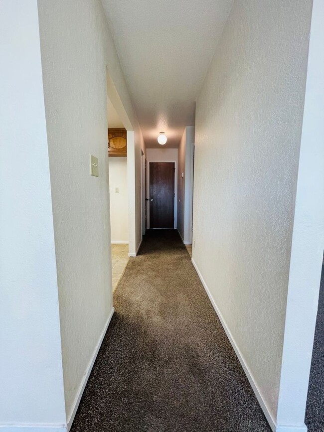 Building Photo - North Merced: $1575 2 Bedroom 1.5 Bath Tow...