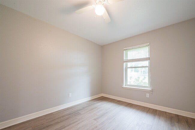 Building Photo - 10190 Dogwood Lp