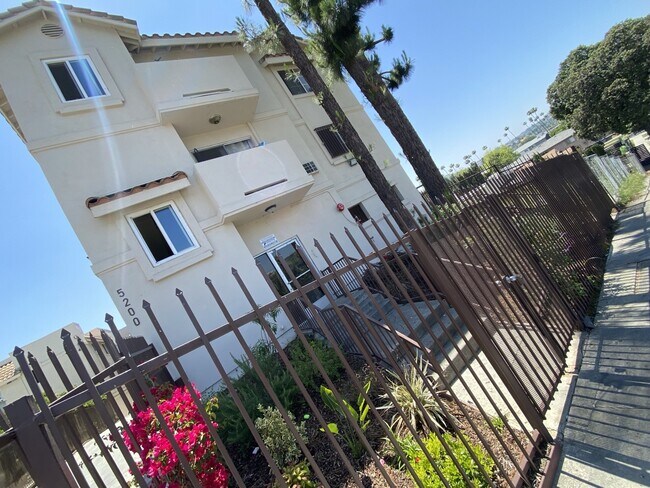 Building Photo - San Salvador Apts