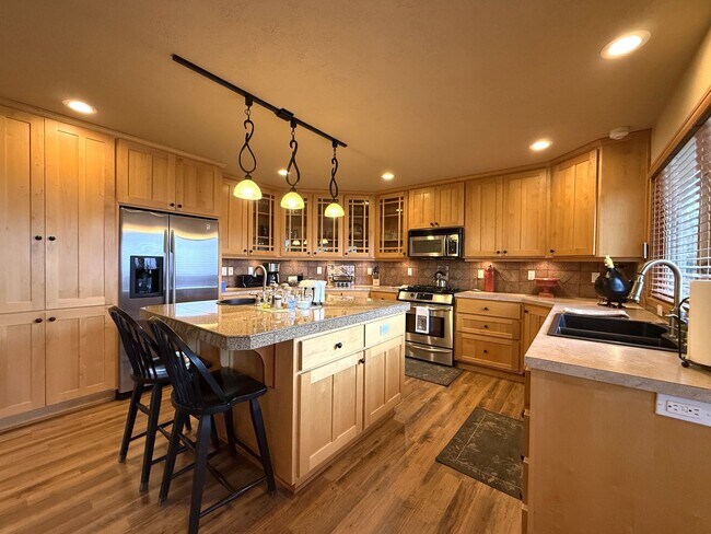 Building Photo - WINTER SPECIAL DISCOUNTED $500 PER MONTH F...