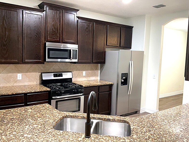 Building Photo - 736 Community Dr