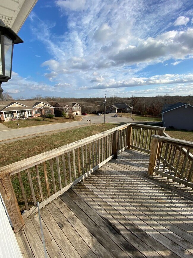 Building Photo - Beautiful 4 Bedroom, 3 Bathroom Split Leve...