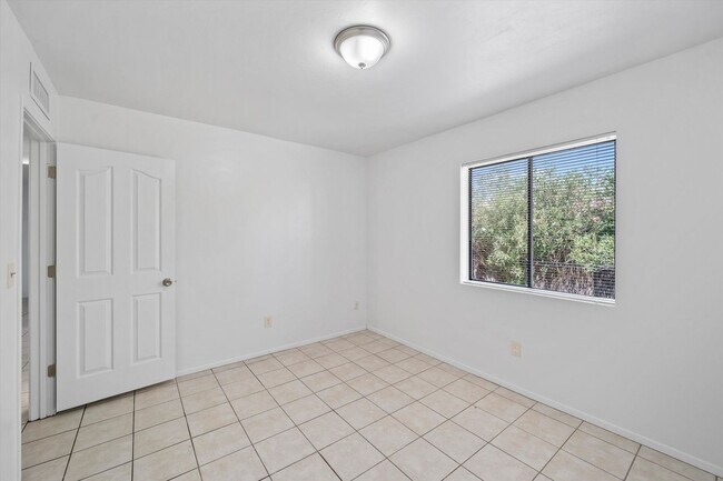 Building Photo - 3010 N Sparkman Blvd