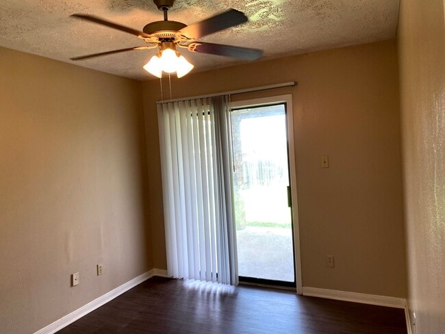 Building Photo - Cozy 2/2 Duplex Available for Prelease!