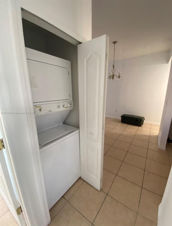 Building Photo - 650 Palm Ave