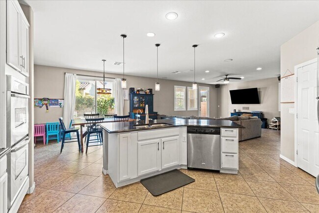 Building Photo - 3 bedroom Home in Summerlin with a Large B...