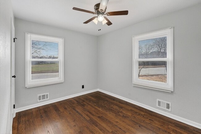 Building Photo - Hard-to-Find 6-Bedroom Home in Grandview!