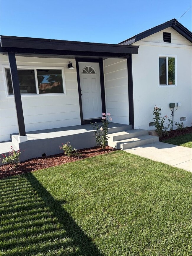 Building Photo - Beautifully Remodeled 2 Bed / 1 Bath Home ...