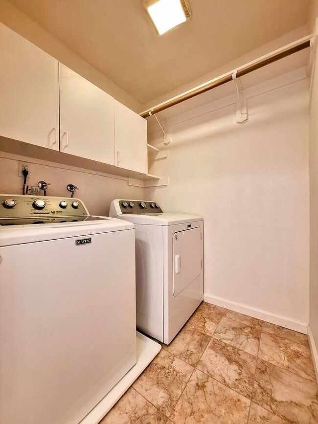 Building Photo - Beautiful 2bd Townhouse With Attached Garage, Private Patio, Pool/Hot Tub, & Clubhouse!