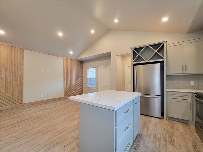 Building Photo - 216 W Live Oak St