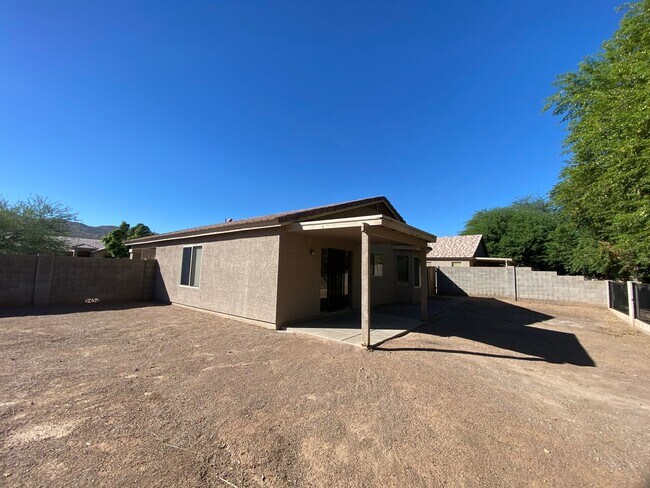 Building Photo - Renovated Super Sharp 3 bedroom, 2 bathroo...