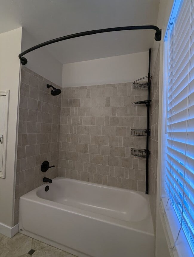 Building Photo - Fabulous 4 Bedroom 2 Bath House with Big F...