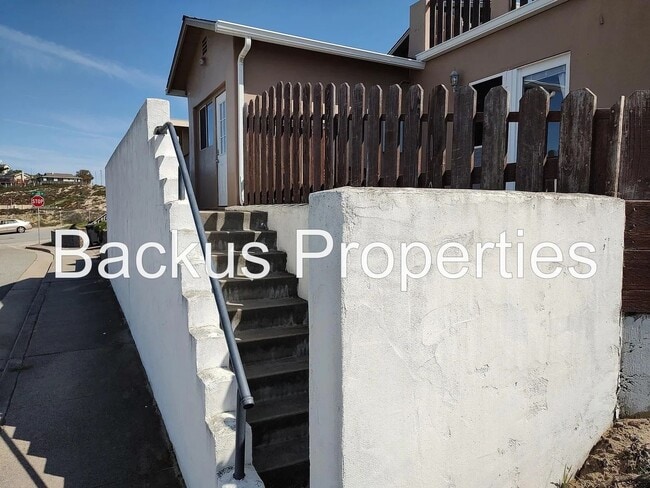 Building Photo - Wonderful furnished upper Seaside unit