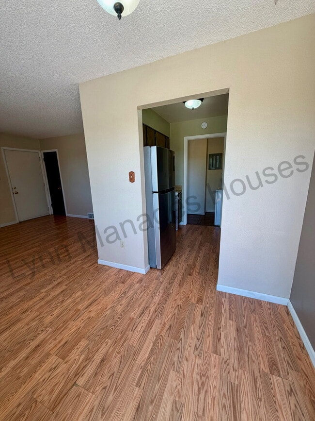 Building Photo - One Bedroom - Awesome Location!