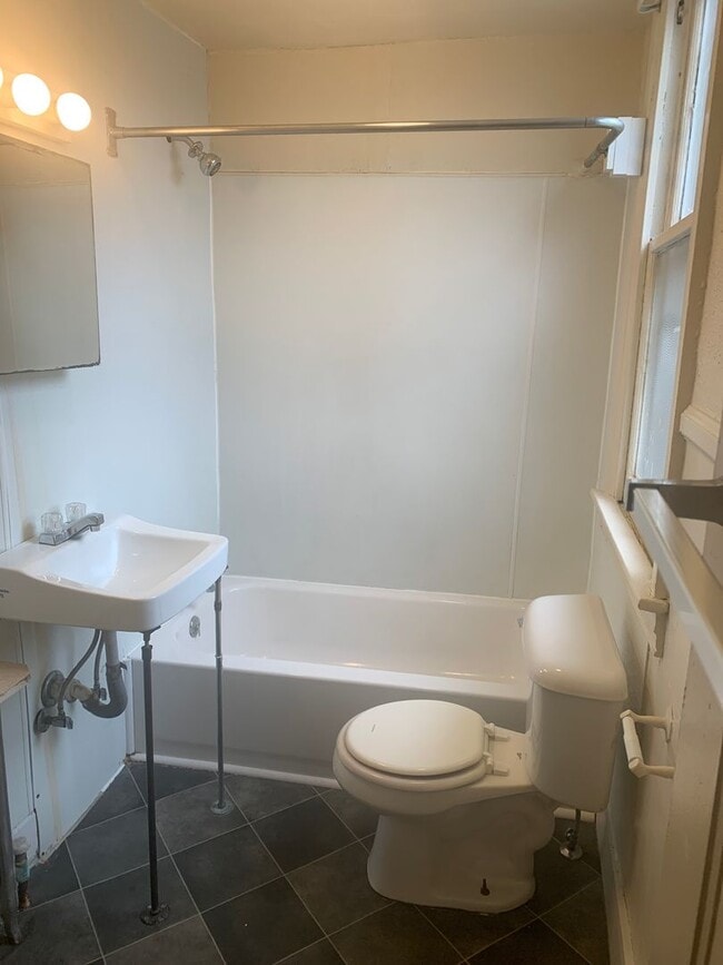 Building Photo - 1st Floor 2 Bedroom Apartment, Private Entrance, Small Yard, York City SD