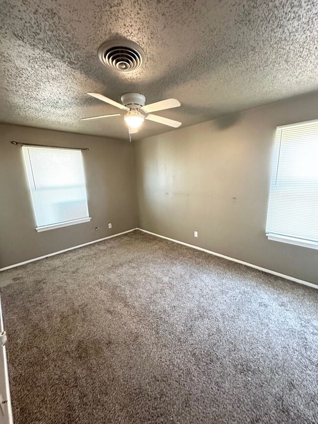 Building Photo - 3 Bed 2 Bath Ready to Rent ASAP!