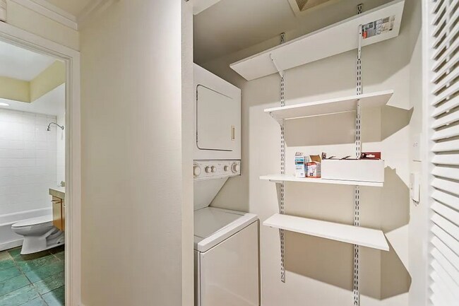 Building Photo - 2Bd/1Ba Seattle Condo