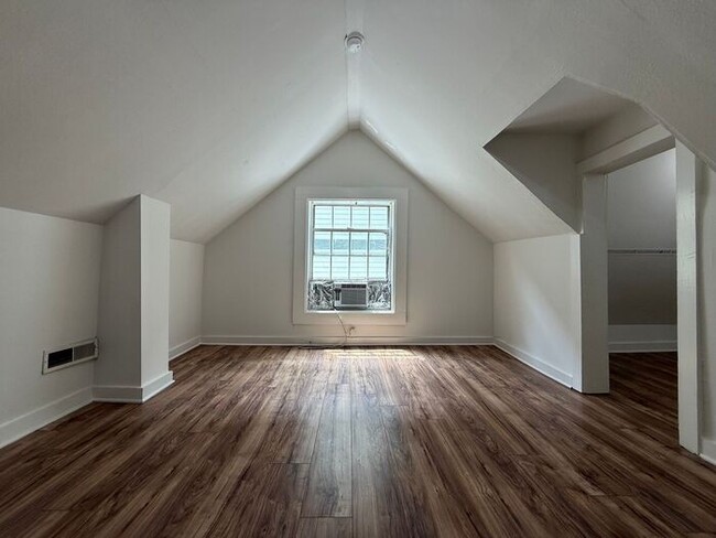 Building Photo - For Rent - Charming 3 Bedroom House in Eas...