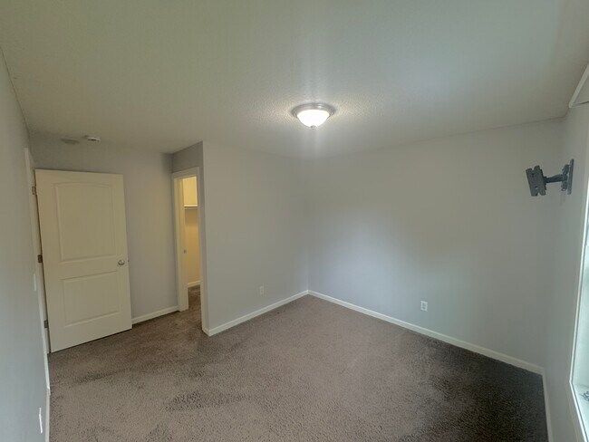 Building Photo - 2102 Oakwood Dr