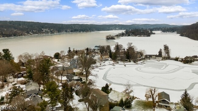 Building Photo - 77 W Shore Trail