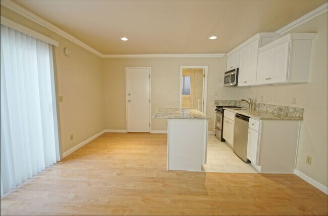 Building Photo - 320 24th Street
