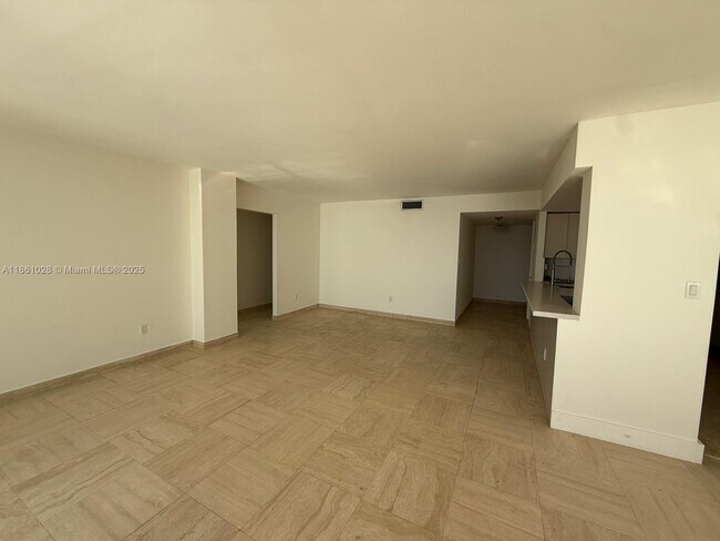 Building Photo - 1420 Brickell Bay Dr