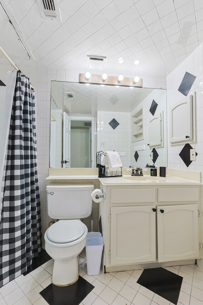 Building Photo - 2502 High Hollow Dr