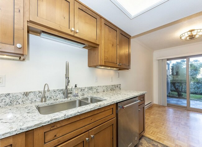 Building Photo - 2 bed, 2 bath rental condo in Lake Oswego ...