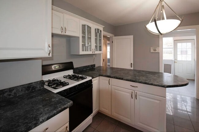 Building Photo - 3 bedroom/2 bath house