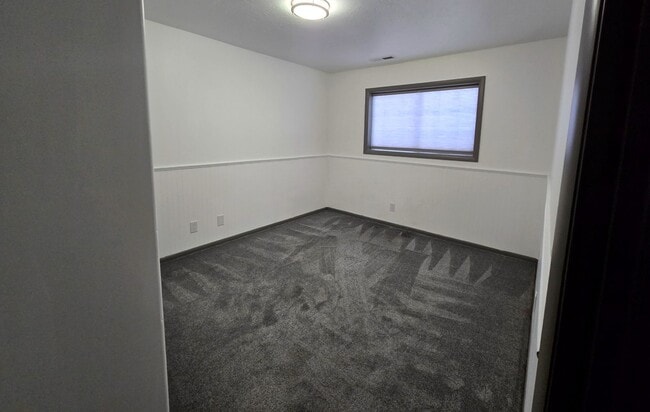 Building Photo - Large, Pet Friendly 5 Bedroom, 3 Bathroom Home for Rent in Ammon!  Fenced Backyard & 2-Car Garage...