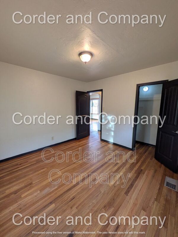 Building Photo - 302 Valencia Dr NE