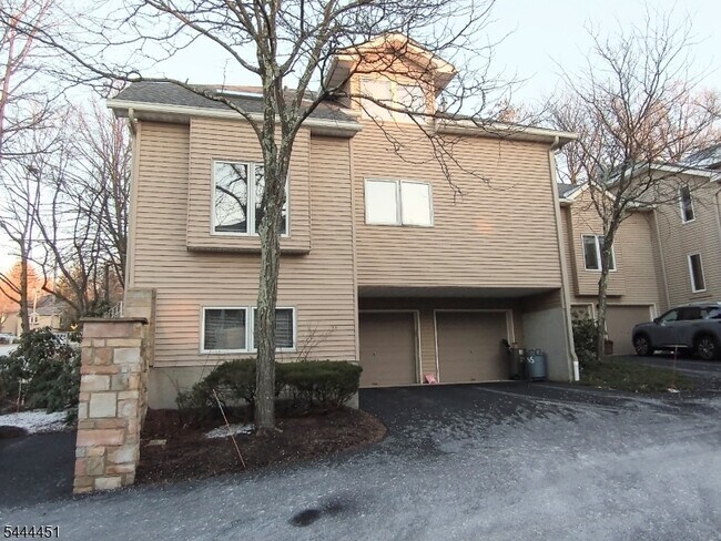 Building Photo - 55 Clarken Dr