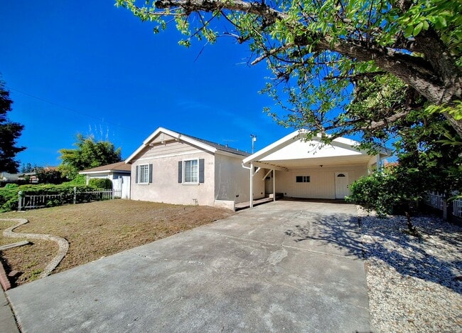 Building Photo - Beautifully Remodeled 3bd Single Story House With Bonus Room & Storage Space!