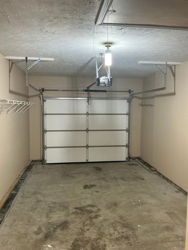 Building Photo - 101 Shady Maple Dr