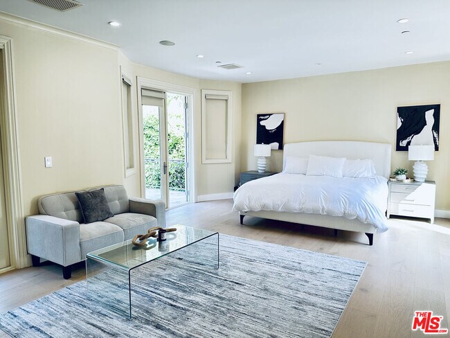 Building Photo - 1447 San Ysidro Dr