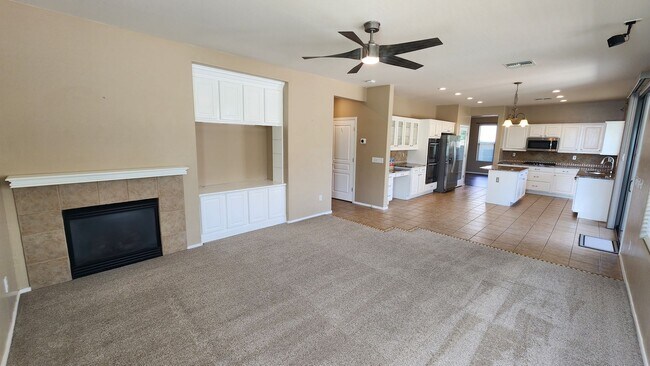 Building Photo - 4 Bedroom Home in the Sun Grooves Communit...